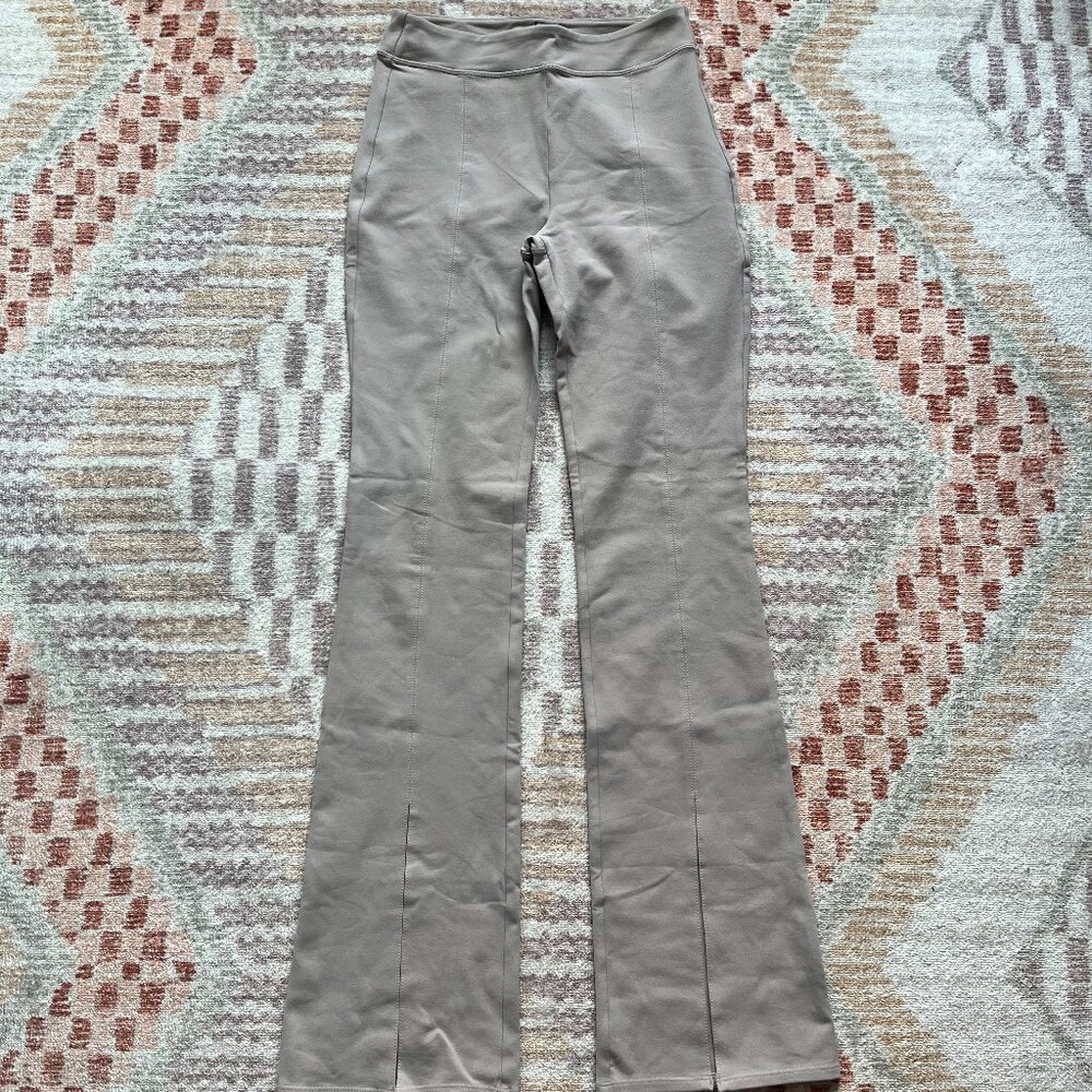 NWOT! ALO Yoga Airbrush High-Waist Flutter Leggings- Taupe- Large